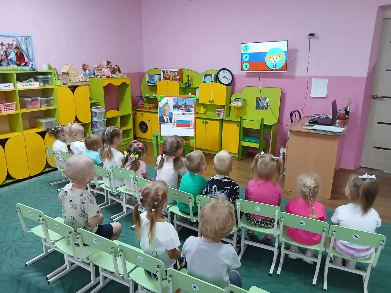 🎉✨ Воспитанники младшей группы «Солнышко» ко Дню Государственного флага выполнили чуде...