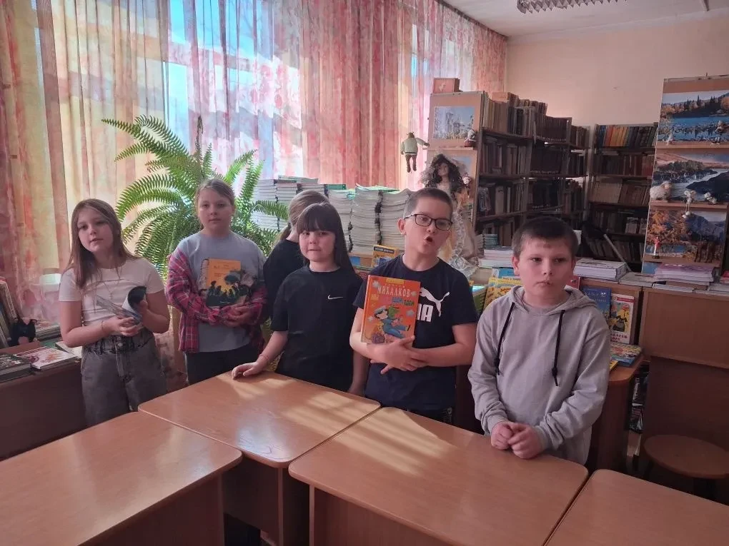 Весенние каникулы с книгой!  Как провести каникулы в библиотеке? Весело! Полезно! Занимательно! Увле