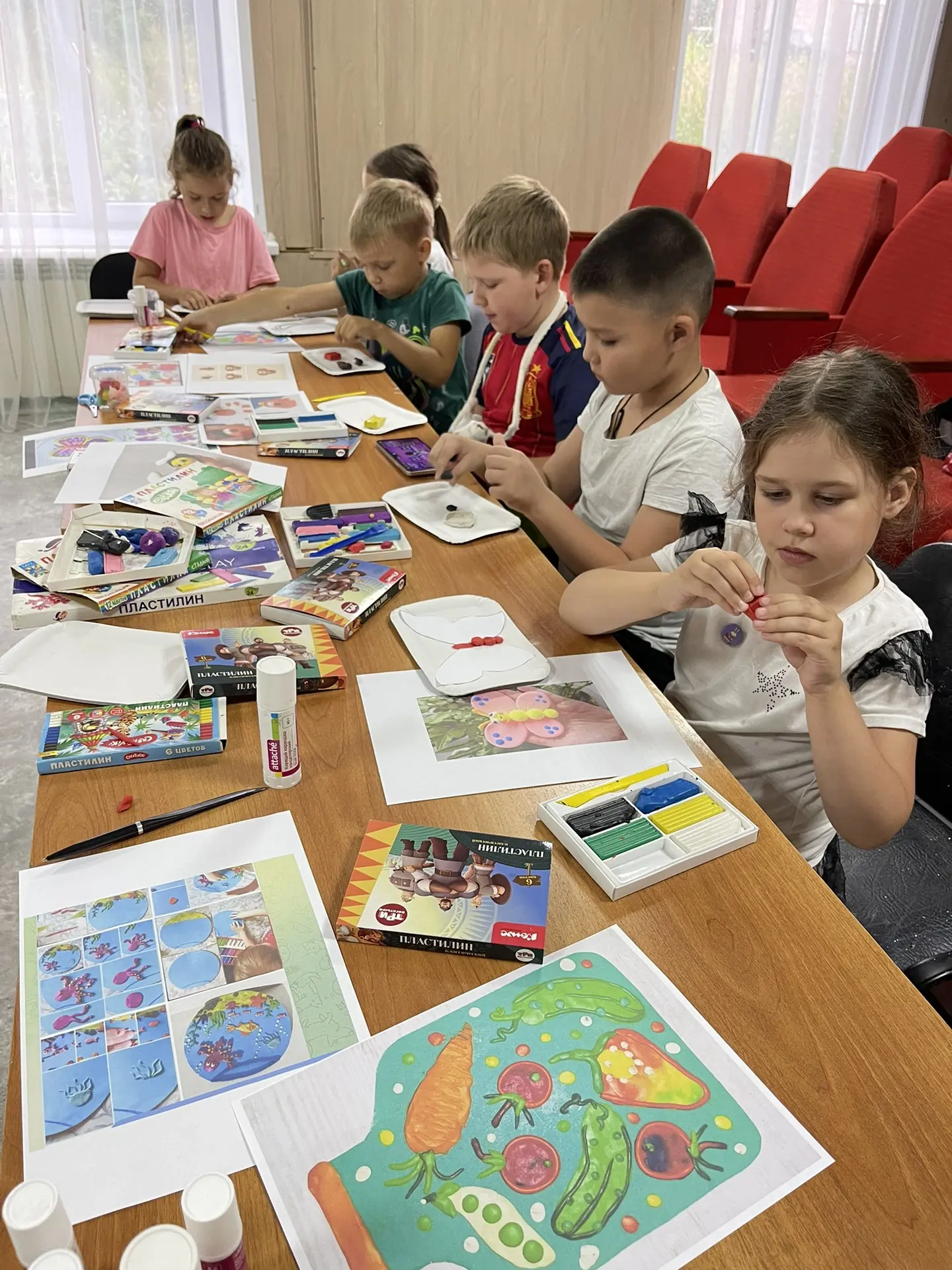 Сегодня в МКУ КДЦ «Раздольненский» прошёл увлекательный мастер-класс «Лепим из пластилина». Ребята с