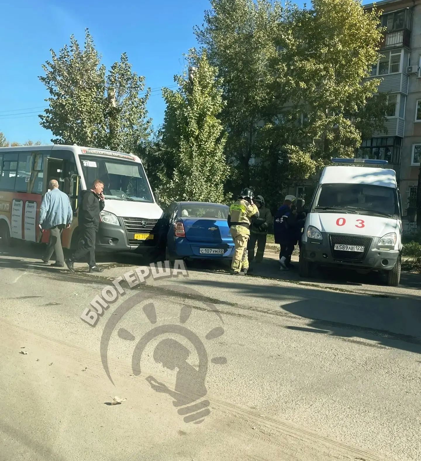Авария парализовала движение на улице Октябрьской.