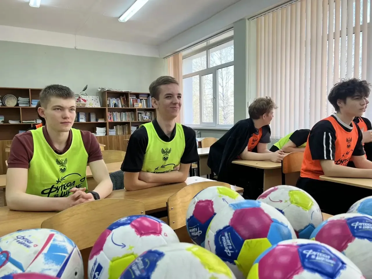МОБУ СОШ с. Засечное: «Футбол помогает».  ⚽️🌟 Учащиеся 11 класса МОБУ СОШ с. Засечное активно принял