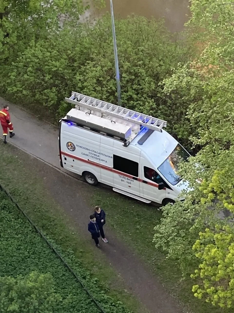 🚨 Тело мужчины нашли в реке Оккервиль  В Петербурге спасатели извлекли тело мужчины из реки Оккервил