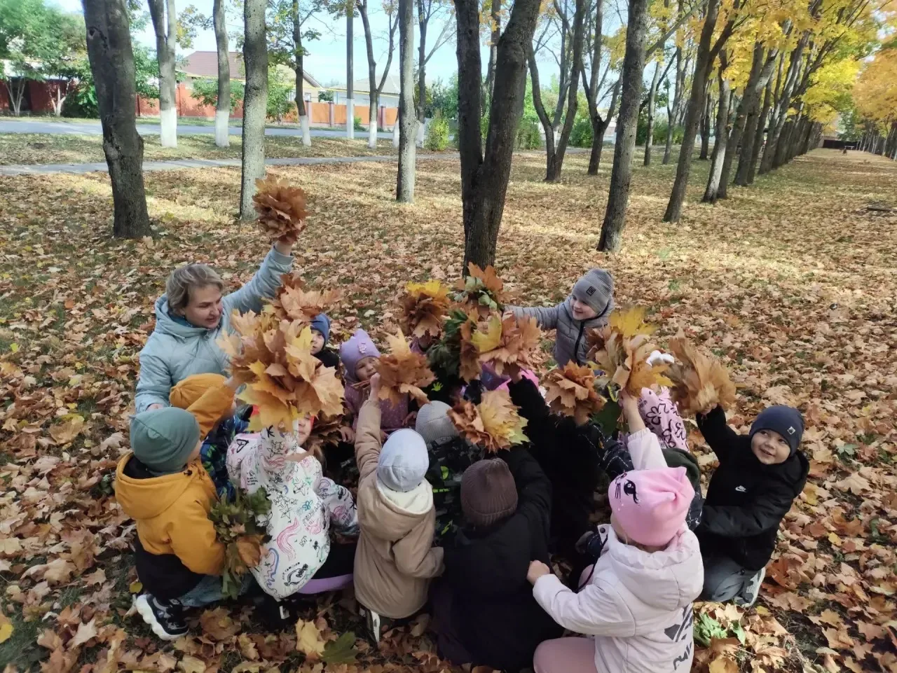 🍂 Осеннее приключение в парке: воспитанники подготовительной группы "Непоседы"наслажда...