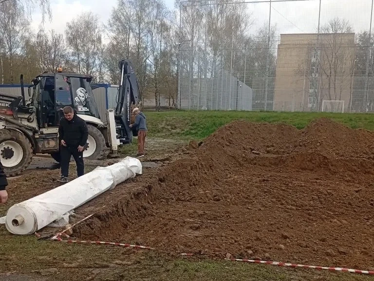 Начали установку новых детских площадок во всех трёх районах Смоленска. Подрядчик уже завозит матери