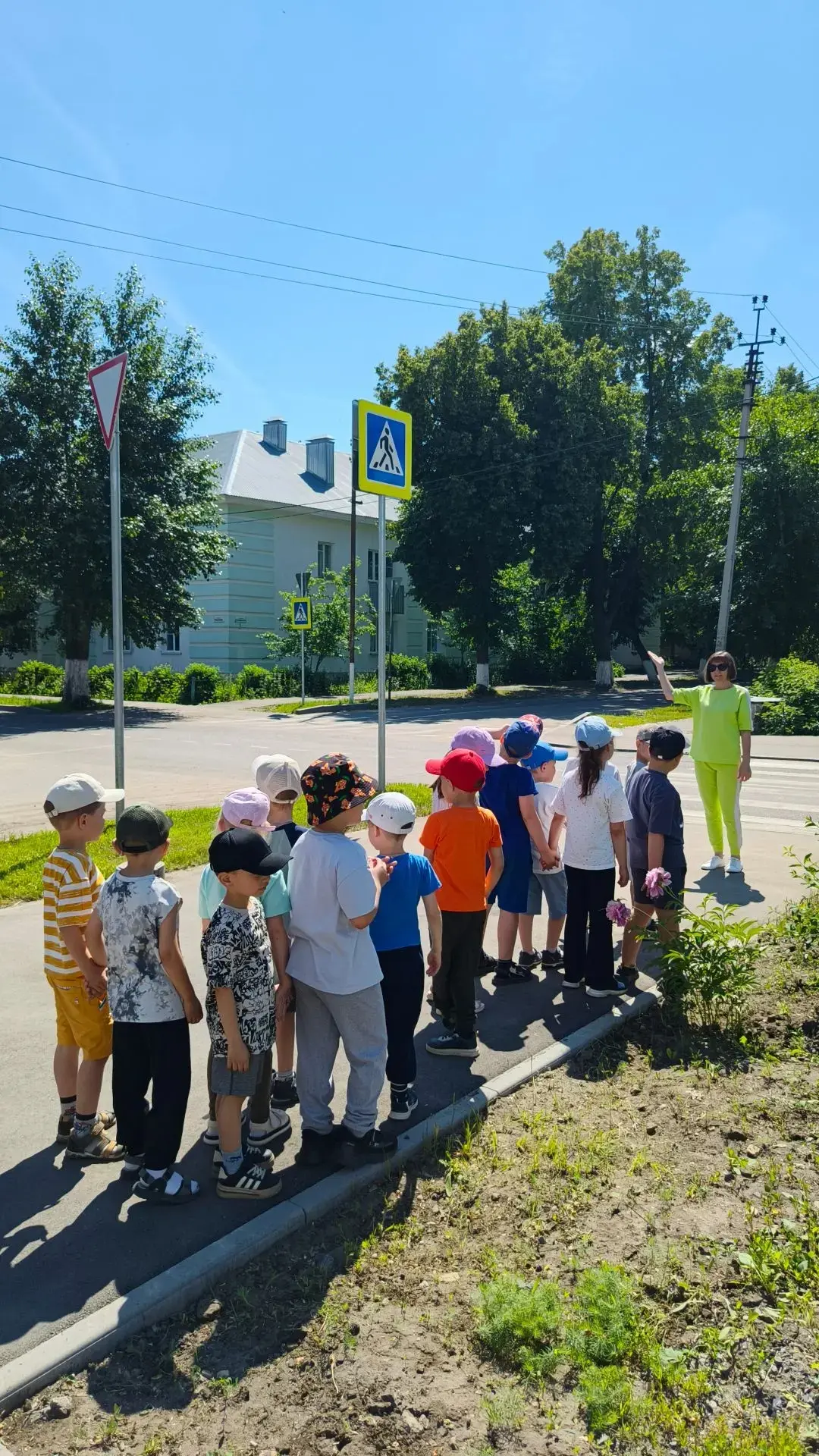 Правила дорожные
Детям знать положено!
И не только твердо знать,
Но ещё и соблюдать!
Будешь ты умен 