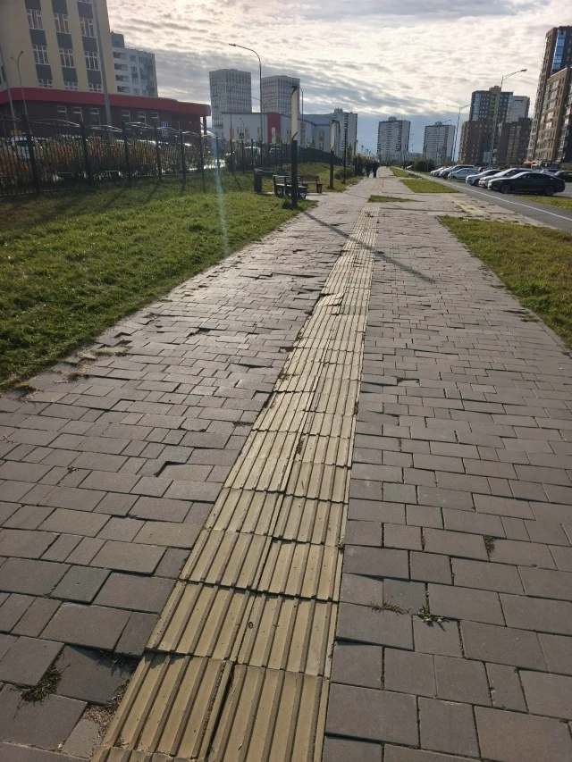 Тротуар на Вьюжной у 5 ой поликлиники 2 ой год проваливается да и не только у 5 ой , он...