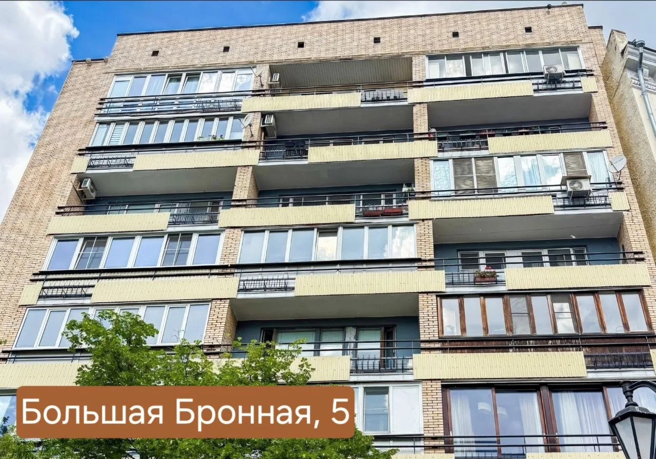 На Большой и Малой Бронных улицах провели капремонт 24 исторических зданий.

Один из обновленных дом