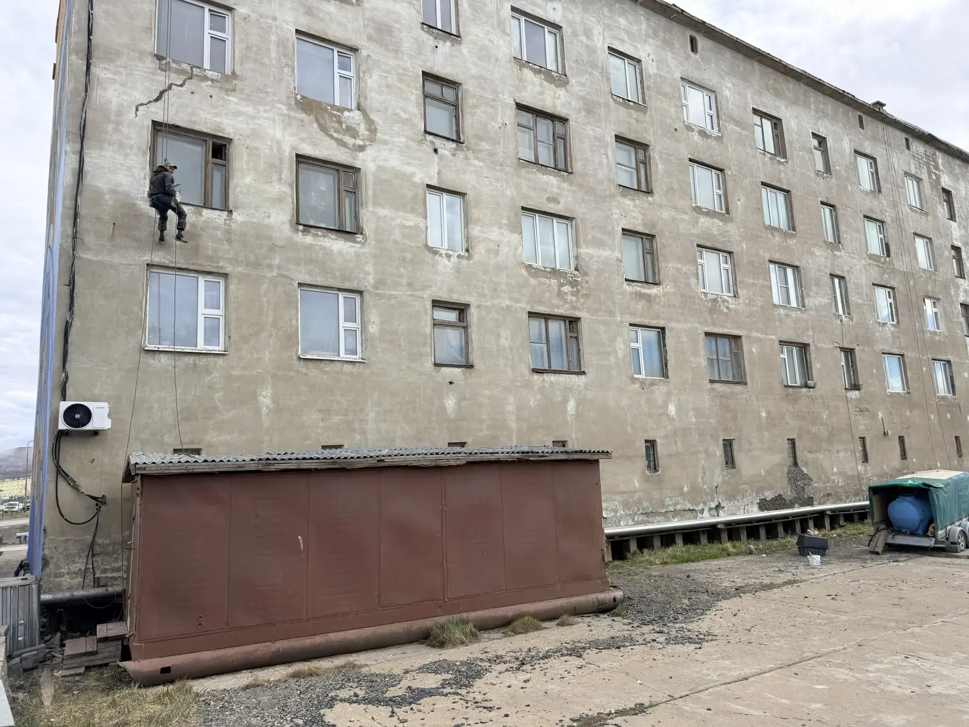 Инициатива жителей в деле: фасад дома готовят к покраске!

На улице Обручева, дом 16/1, стартовал ва