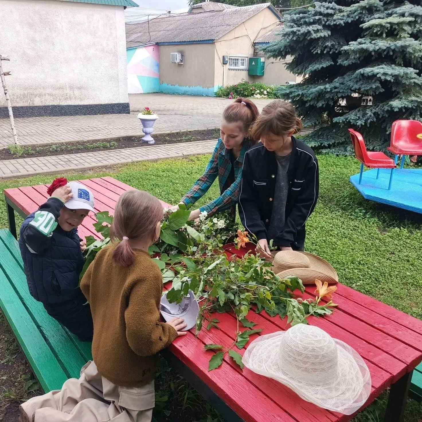 Фестиваль летних шляп:
В Центре прошёл Фестиваль летних шляп: стиль, история и море веселья.

Ребята