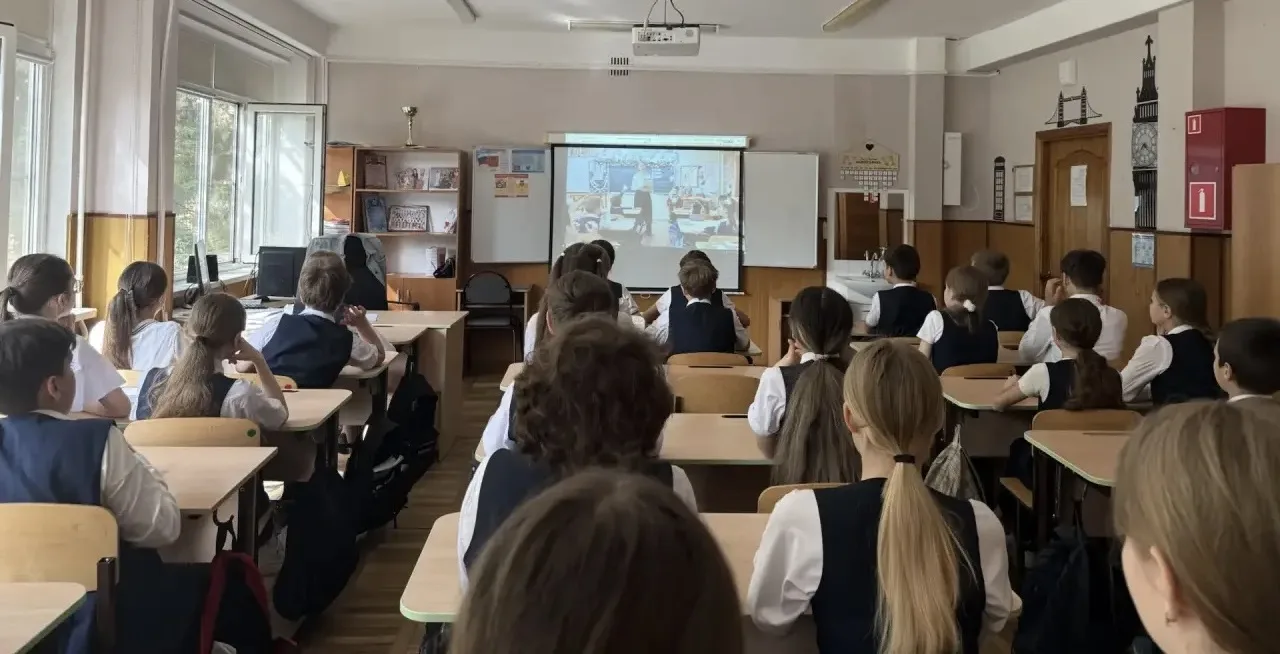 РАЗГОВОРЫ О ВАЖНОМ 📌✅  Традиционно каждый понедельник и начало учебной недели, гимназисты начали с и
