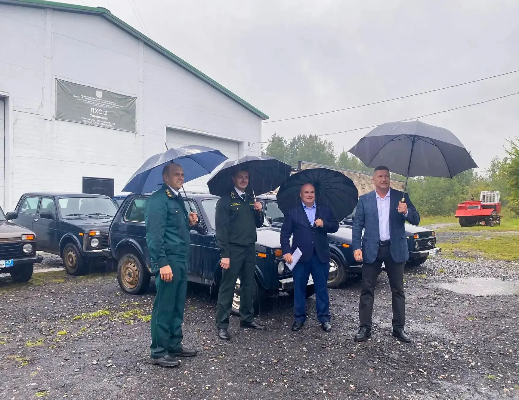 🚙 Восемь автомобилей LADA передали ремонтно-восстановительному батальону
