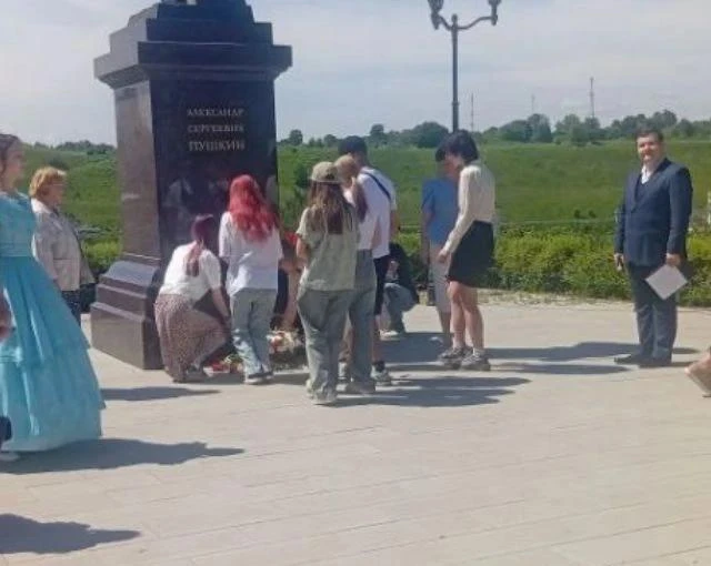 6 июня  -  день рождения великого поэта Александра Сергеевича Пушкина. В нашем городе п...
