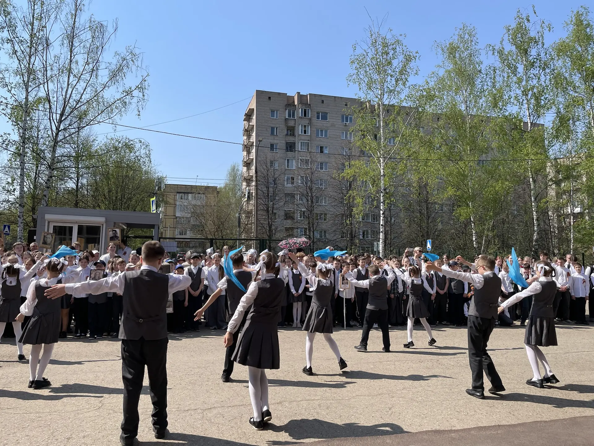 🚩 Прямо сейчас в школе 8 мая прошли линейки, посвящённые Дню Победы.  Стихи, песни, минута молчания.