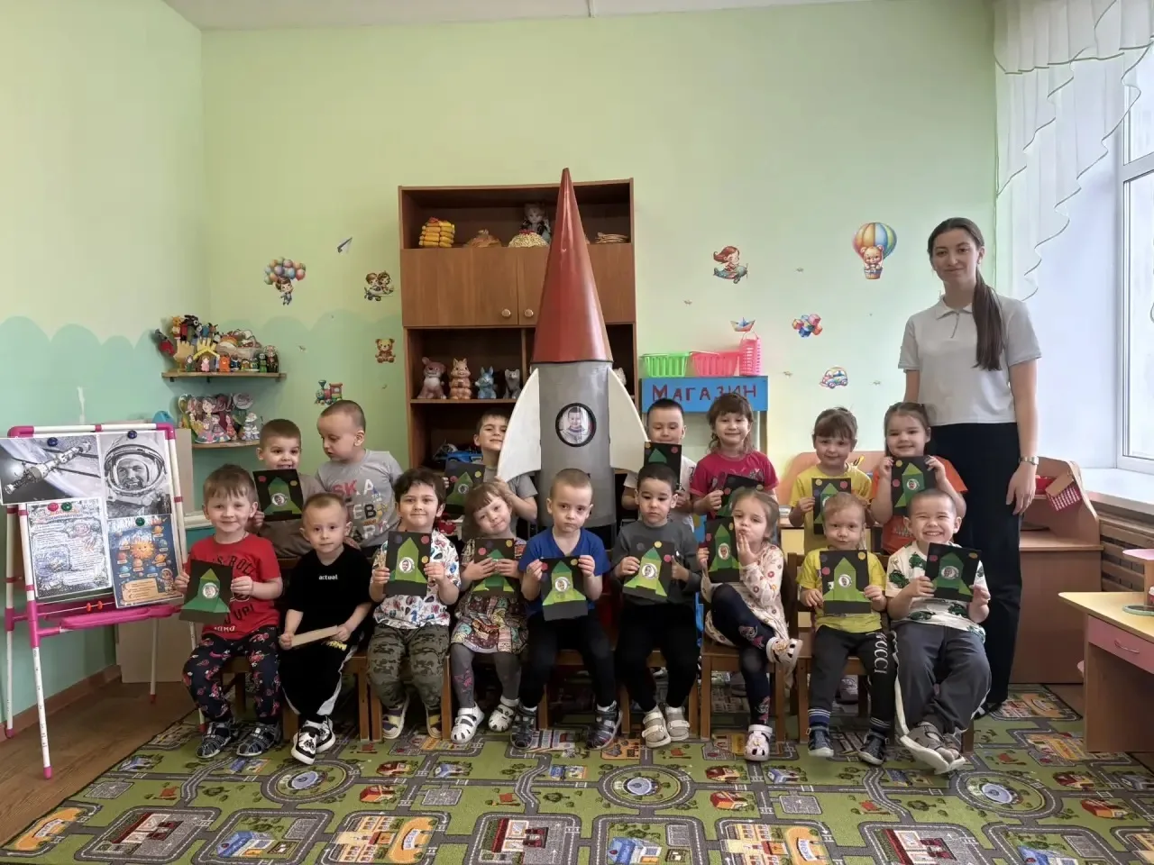 Тематический день, посвящённый Дню космонавтики, прошёл во второй младшей группе. Дети ...