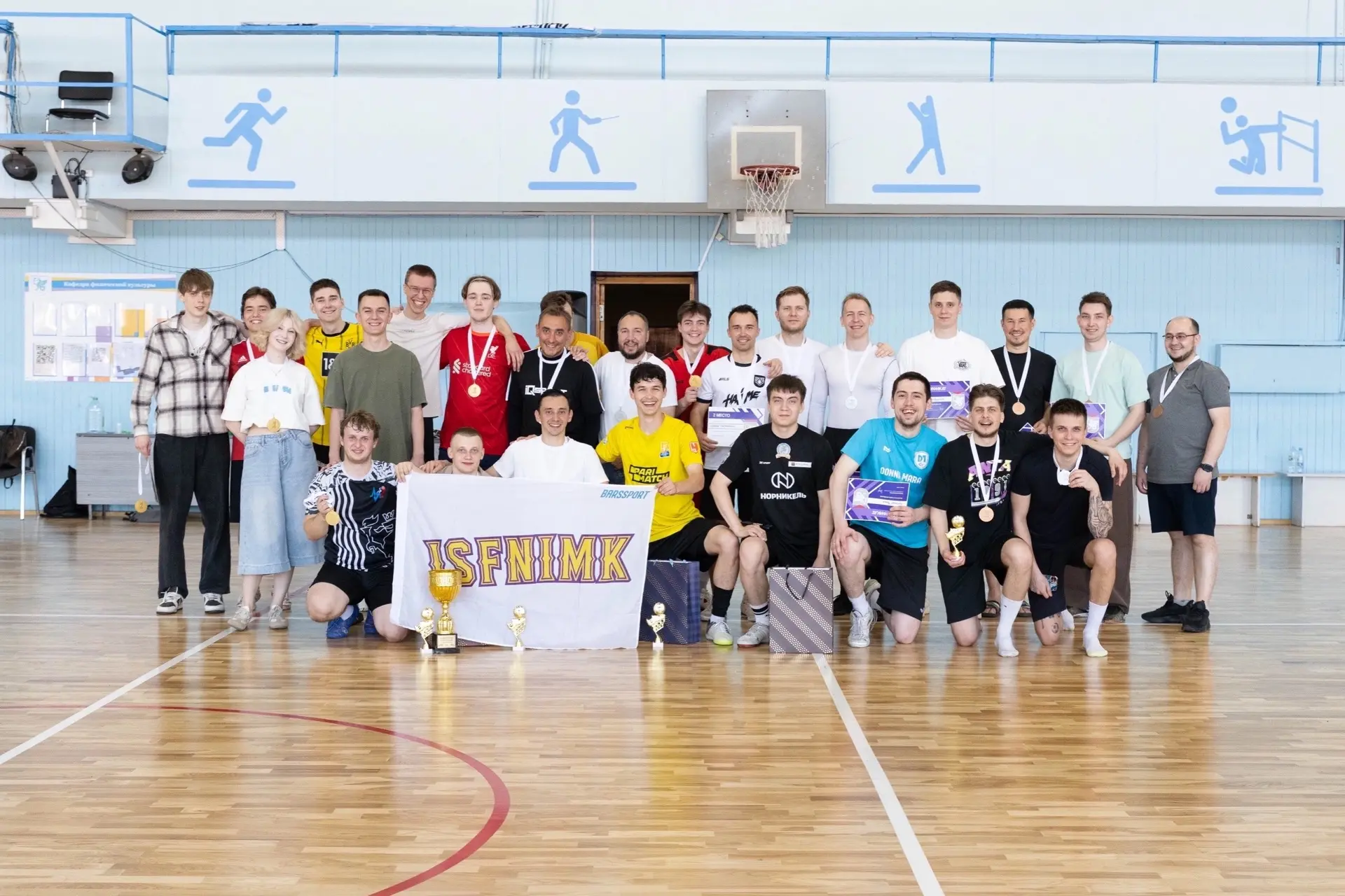 Студенты VS выпускники ⚽️

13 июня в ИСФНиМКе прошел ежегодный Кубок по мини-футболу, объединивший с