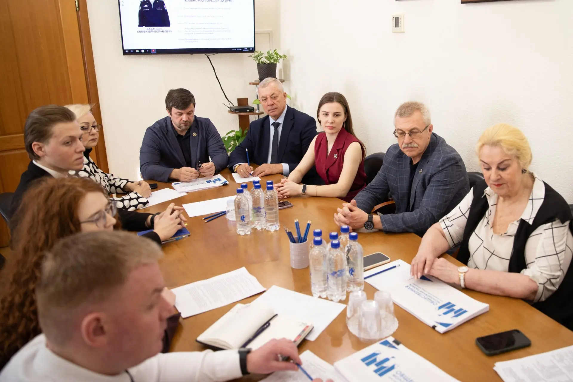 Итоги недели ✅  Отправили 39-й гуманитарный конвой. Больше десятка длинномеров с техникой, строймате