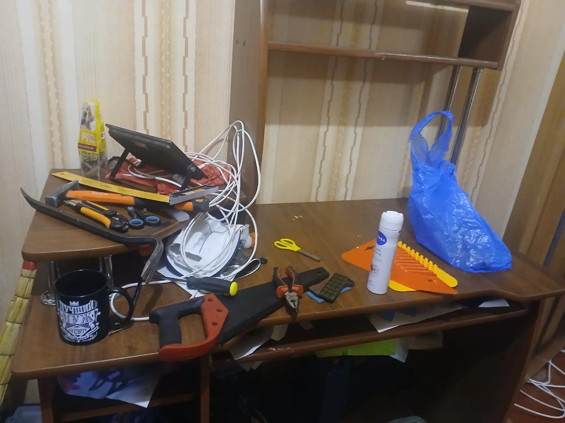 Кому нужен, забирайте до вечера. Стол в нормальном состоянии. 89508064992. Район Доватора