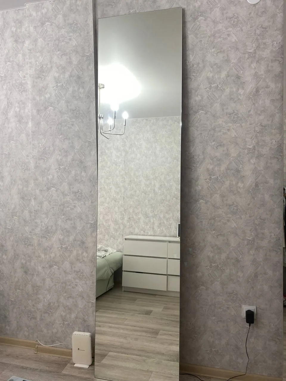 отдам бесплатно 2 зеркала на подложке, размер 250*58 см примерно. На первом только свер...