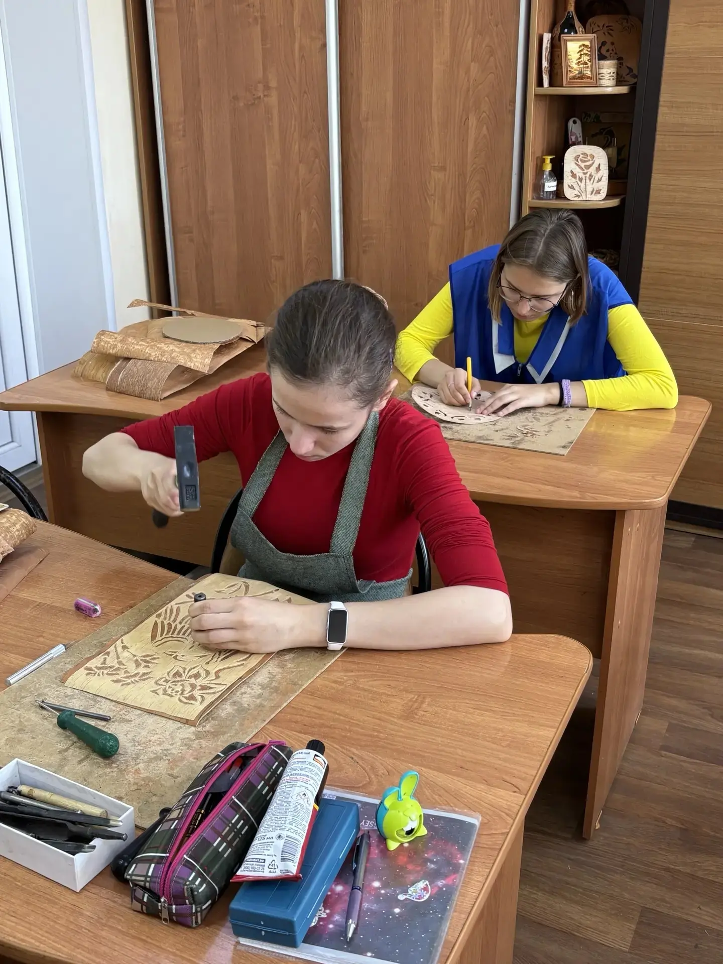 #УчебнаяПрактика
Наши ребята из группы профподготовки 2.1 изготавливают изделия из бересты во время 