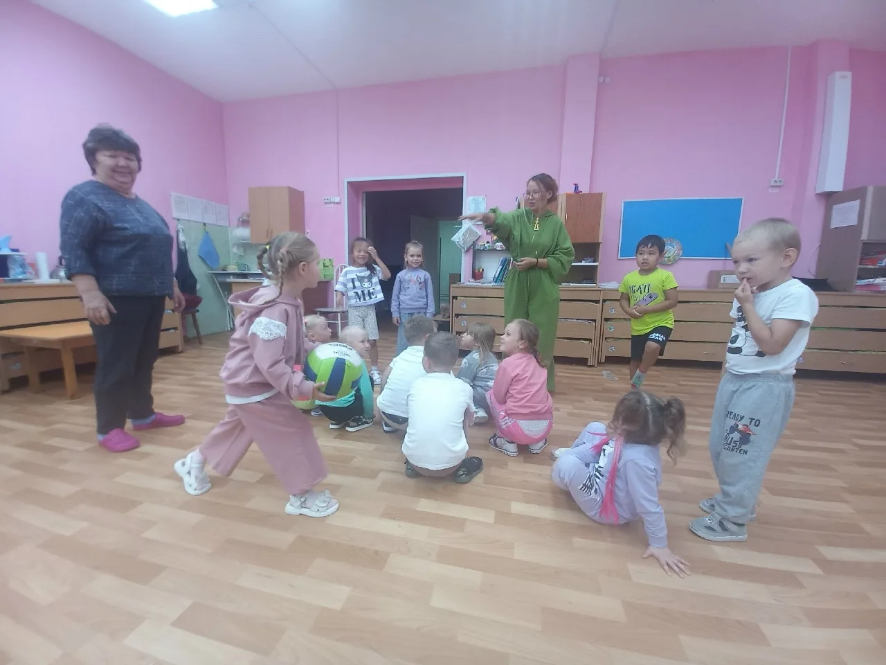 🌸 20 августа в детском саду «Ручеек» прошла спортивно-игровая программа «Мы веселые др...
