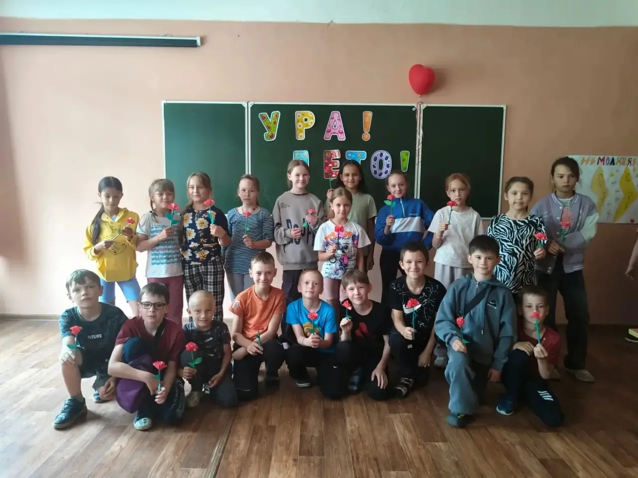 ✨️Сегодня ребята нашего лагеря, под руководством воспитателей, учились делать цветы из цветной бумаг
