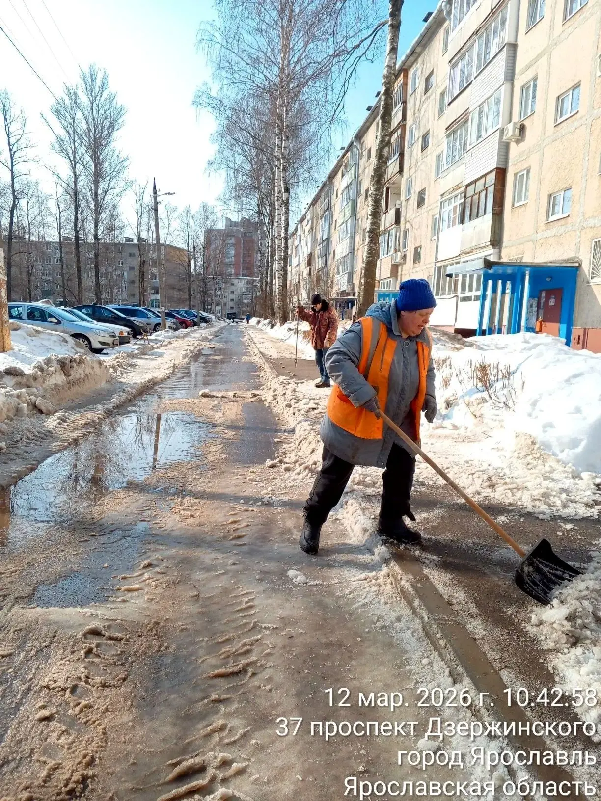 🌞Солнышко стало баловать чаще. Скоро все зазеленеет 🌱🌱🌱 👋А пока продолжаем зачистку дворов от снега.
