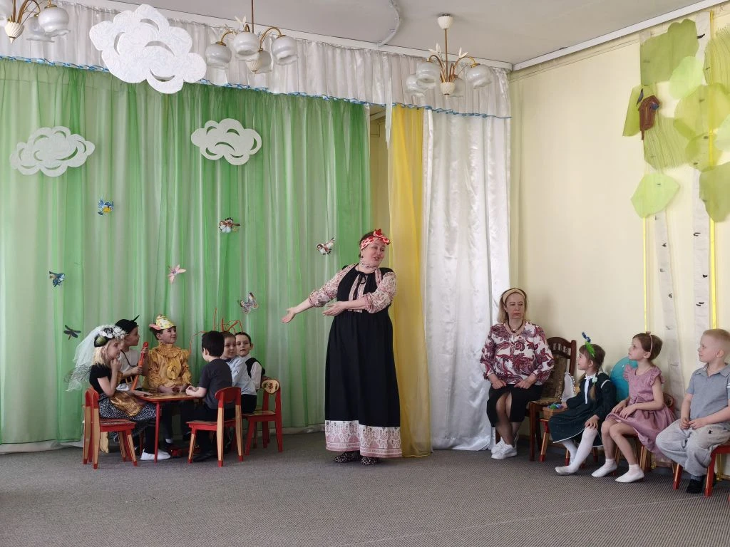 В старшей группе "Знайки" дошкольного отделения "Малыш" прошёл яркий и запоминающийся утренник по мо