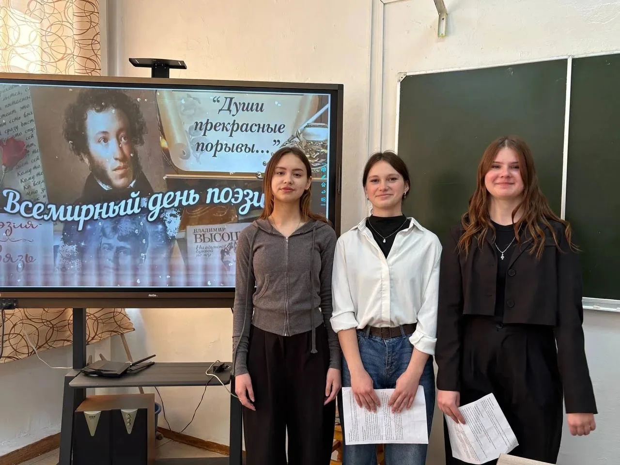 Души прекрасные порывы: как мы отметили Всемирный день поэзии! 📖✨ 18 марта, наша школа превратилась 