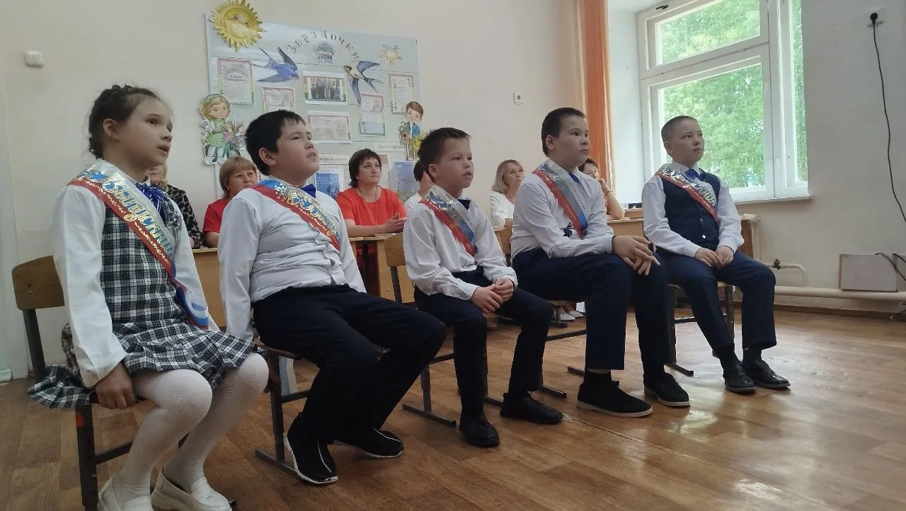 🎊25 мая в нашей школе-интернате  прошёл трогательный праздник — выпускной у 4 класса «Прощание с на
