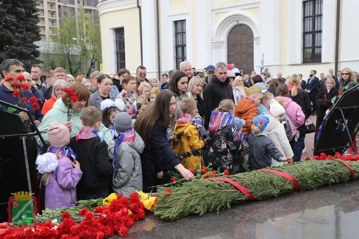 День Победы — священный праздник.  В Наро-Фоминске мы неизменно приходим сюда, к Вечному огню, чтобы