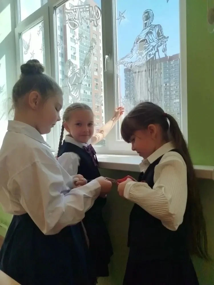 🕊️ Ученики нашей школы приняли участие во Всероссийской акции "Окна Победы" - 2026.                 