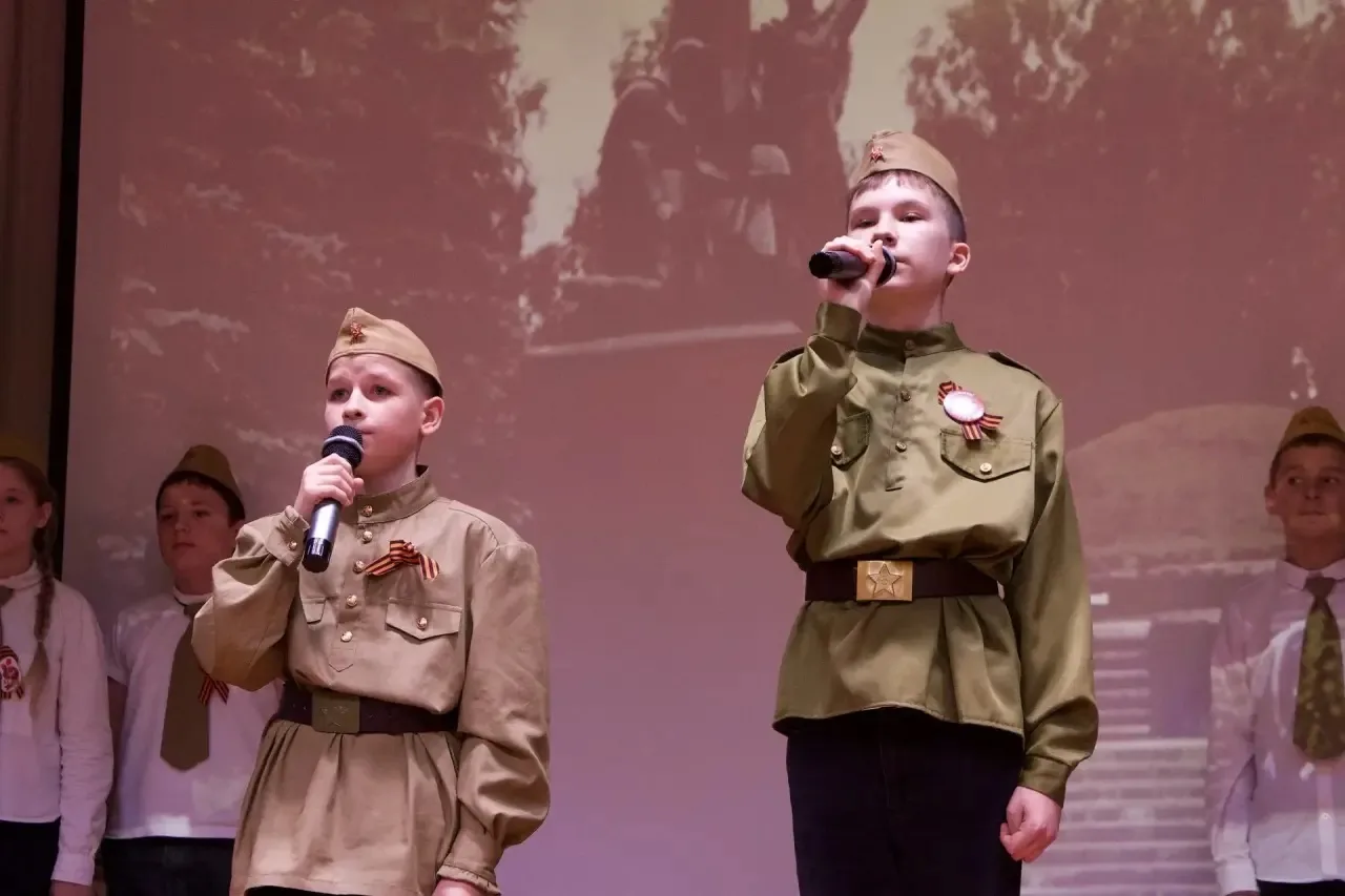 ПЕСНИ ПОБЕДЫ  Песня во время войны стала духовным оружием фронта и тыла. У каждой – своя история, св