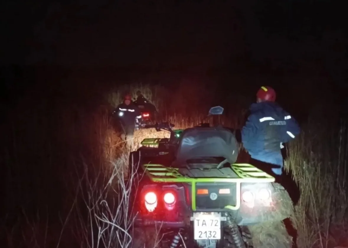 Тюменские спасатели вывезли из леса группу, застрявшую ночью на квадроцикле