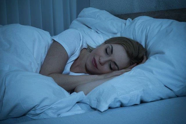 Почему лучше спать в полной темноте? 🌙

Во время сна организм восстанавливается, и важную роль в эт