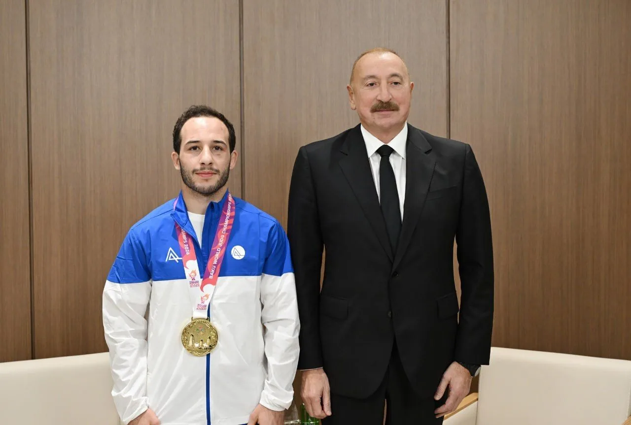 🇦🇿 Ильхам Алиев поздравил дзюдоиста Ахмеда Юсифова с победой на чемпионате мира в Баку.
