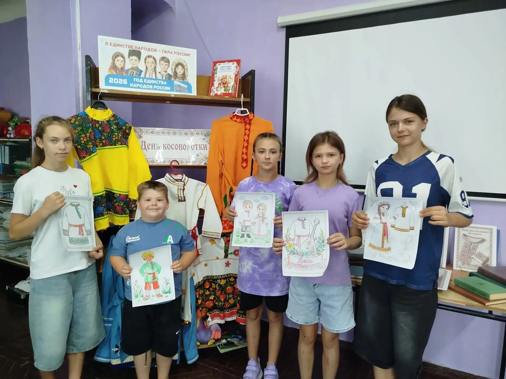 10 июля, в преддверии народного праздника Дня косоворотки, в нашем КДЦ прошёл мастер-класс «Рисовани