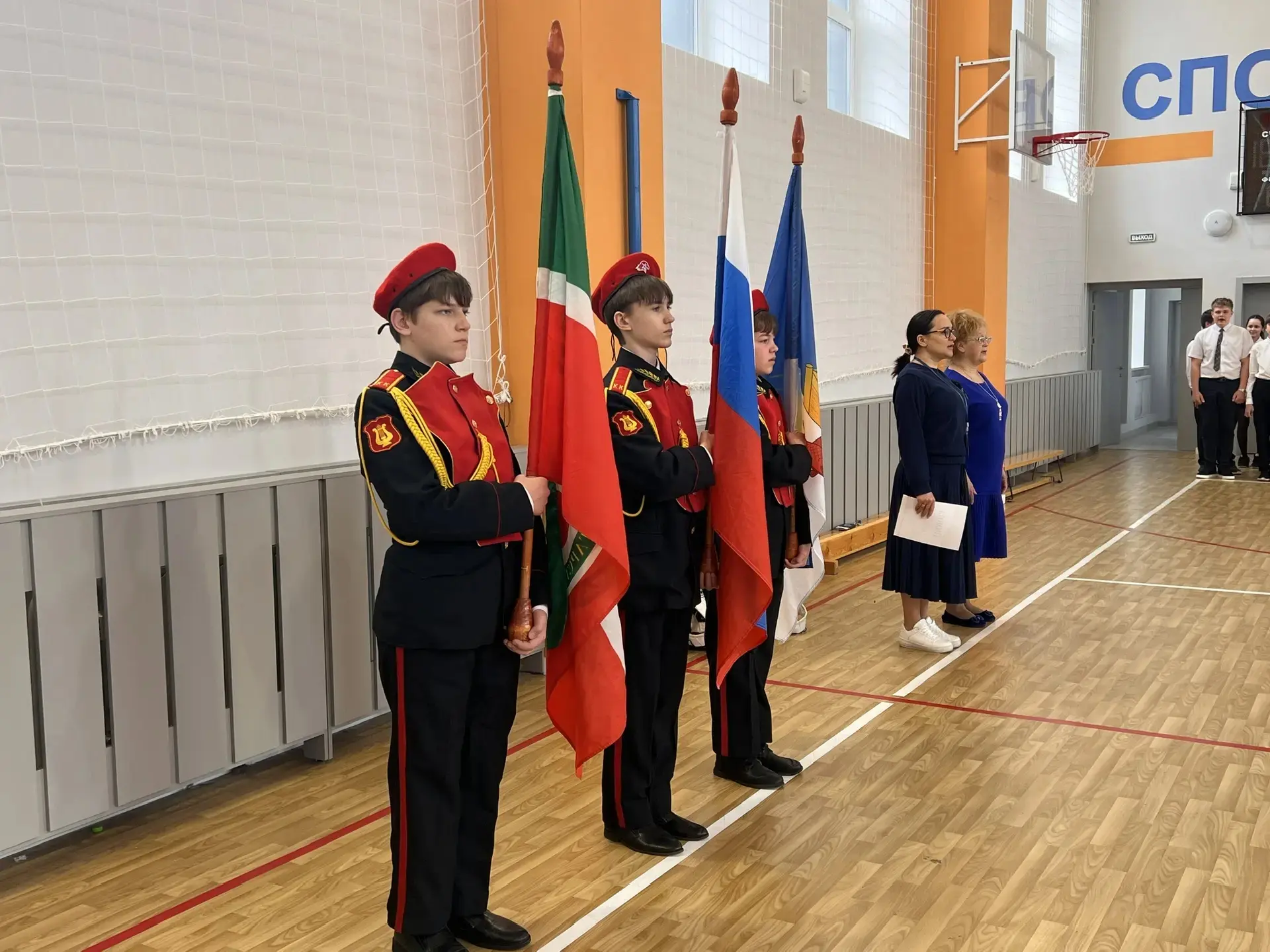 В Гармонии прошла еженедельная линейка, которая началась с выноса государственных флагов Российской 