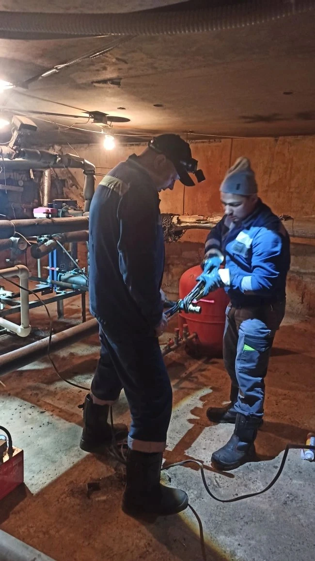 🛠Продолжаем готовить тепловые узлы жилых домов к работе в зимних условиях.
На снимках: Красная ,20 