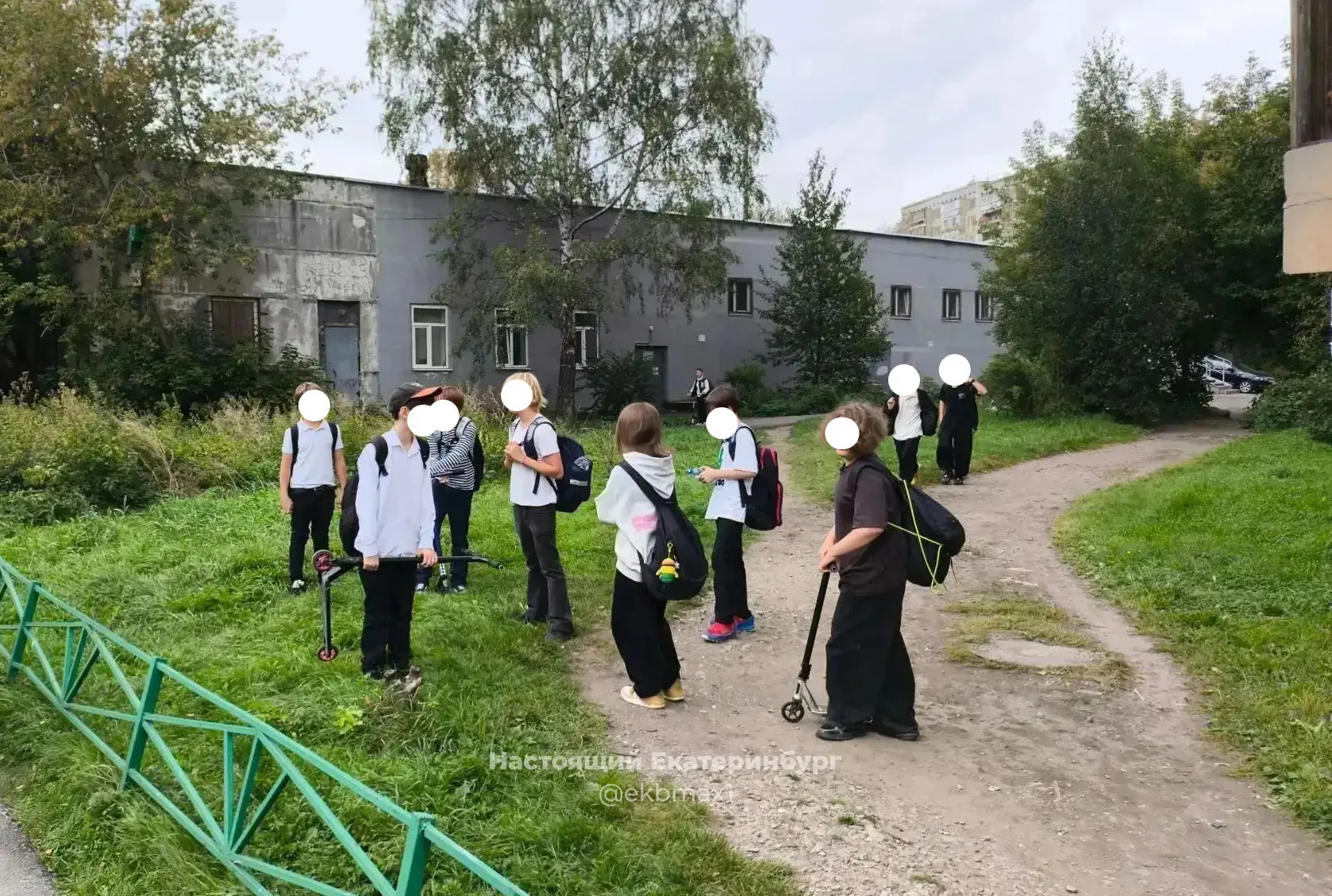 Вот эти пацаны подорвали петарды у 164 школы, жалуется подписчик: