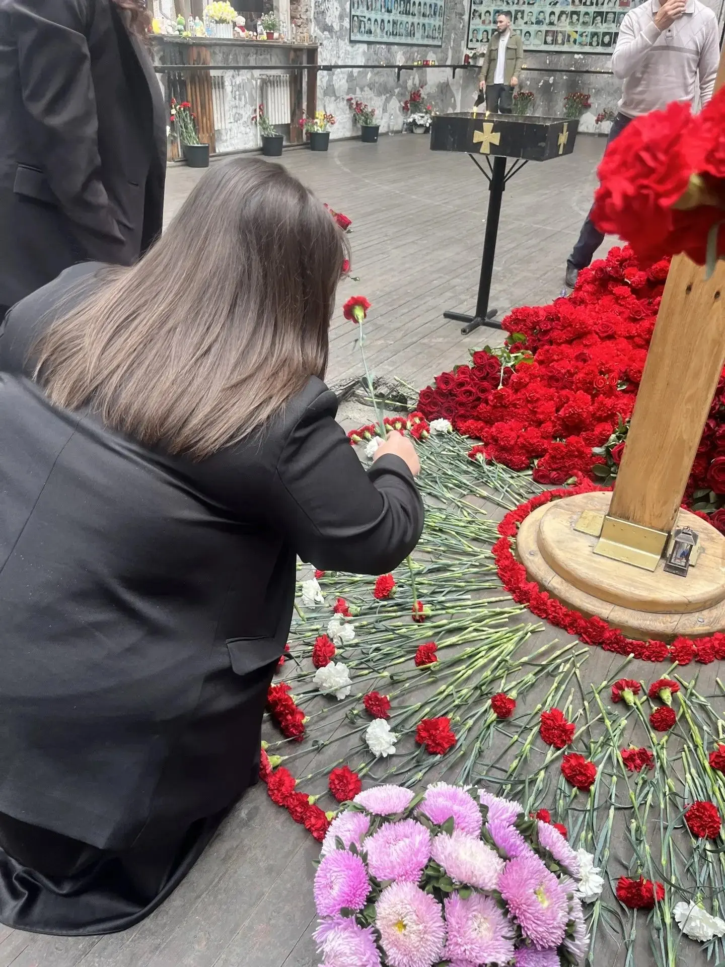 Сотрудники КЦСОН Пригородного района почтили память жертв теракта в Беслане.