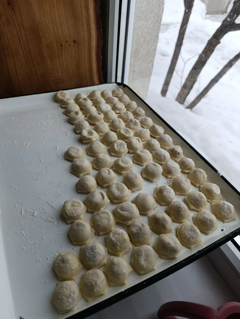 Доброго денëчка ❤ У нас тут обед.  Дожили... 🙈 Теперь не только супы каждому свои готовлю, но и пель
