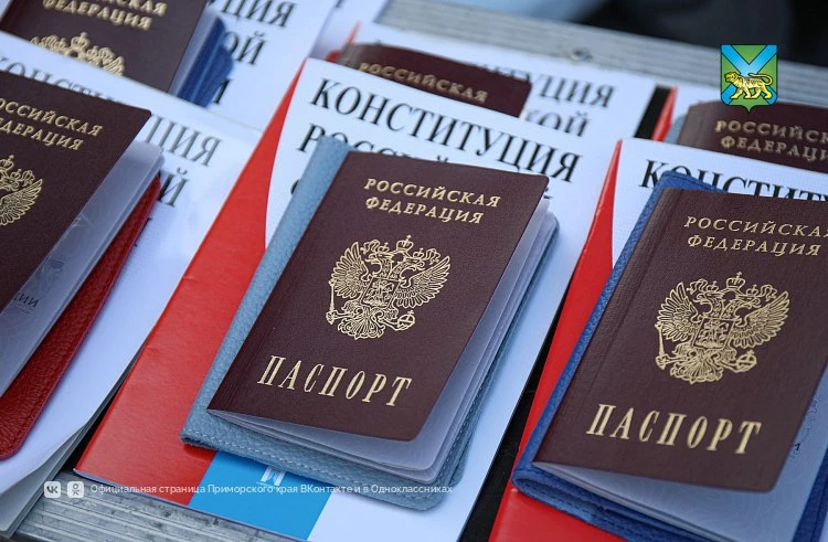 С начала года 63 мигранта в Приморье стали гражданами России