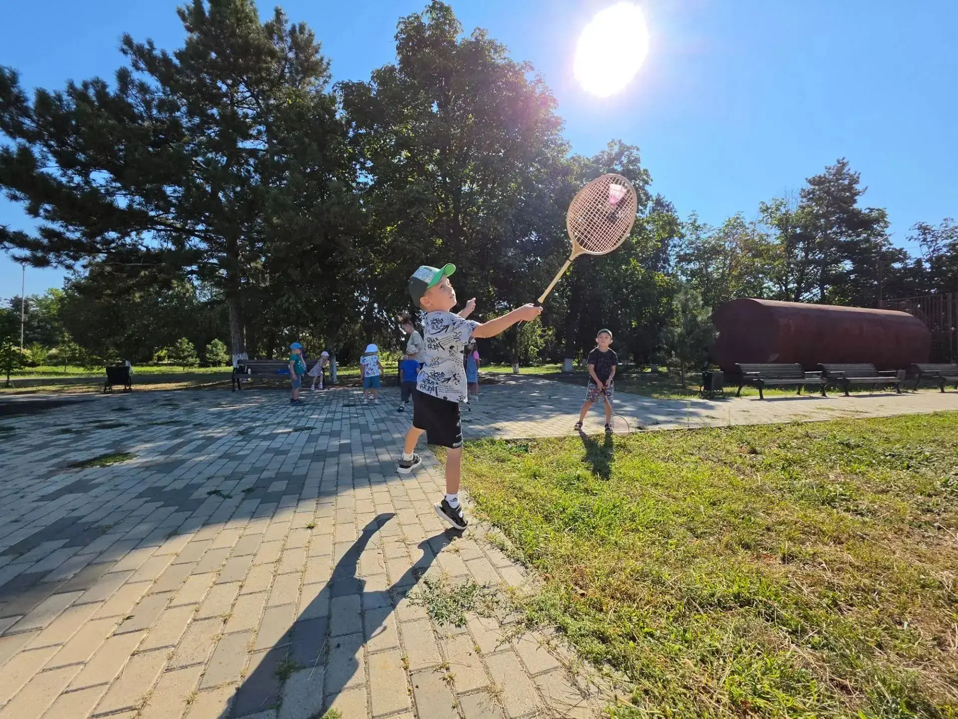 Летние прогулки — это не просто отдых, а важная часть развития ребёнка! ☀️
