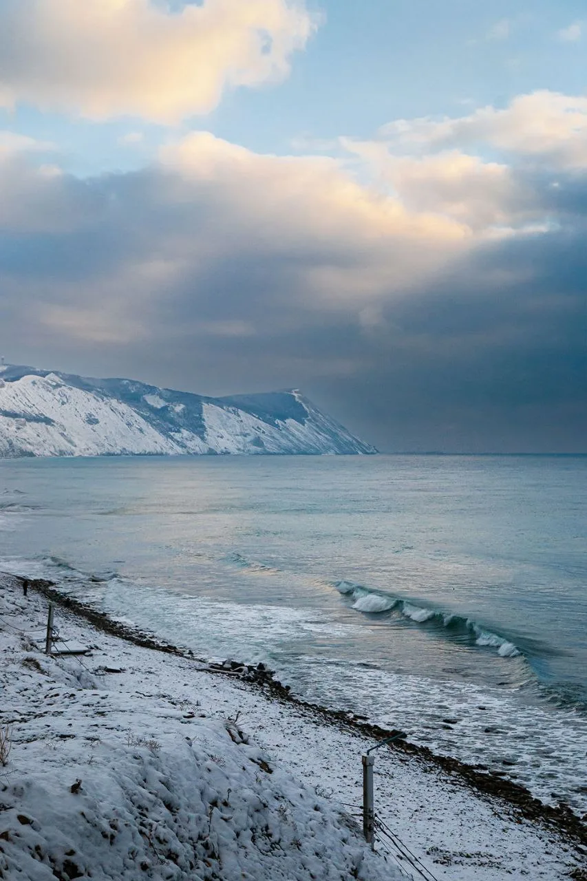 Заснеженное море в Анапе 16 января 2026 г. Спуск на 40 лет Победы
