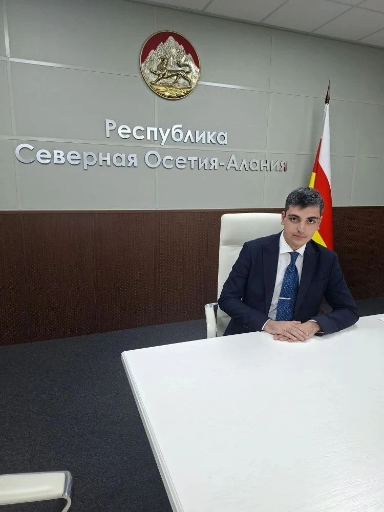 Уполномоченный по правам ребенка при Главе РСО-Алания Т.М.Плиева вручила благодарность ...