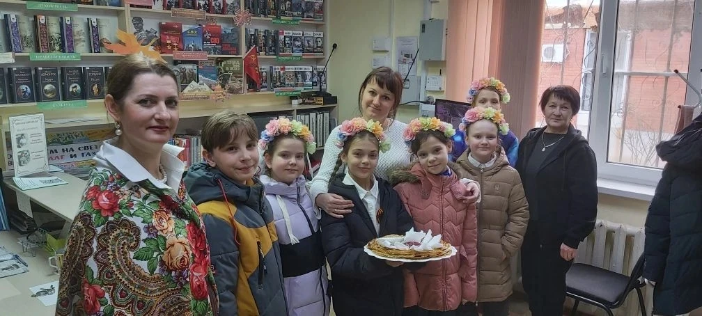 🌞 Масленица в каждый двор!  Аромат блинов, задорные песни и хороводы - так ученики МБОУ СОШ № 18 про