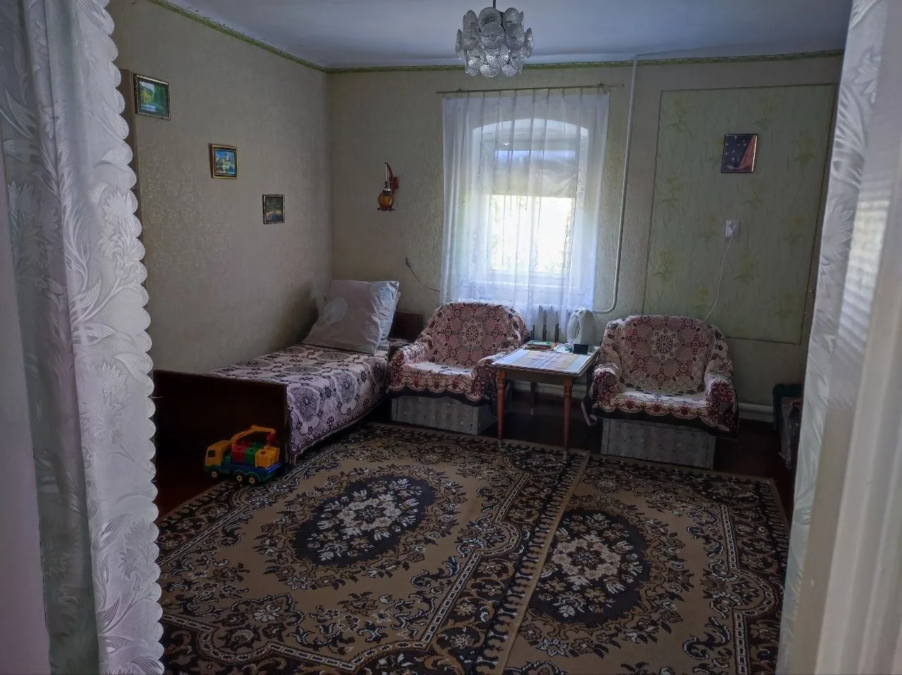 Продаётся благоустроенный дом в с.Урзуф,по улице Котовского. Общая площадь-96.3 кв.м.,жилая площадь-