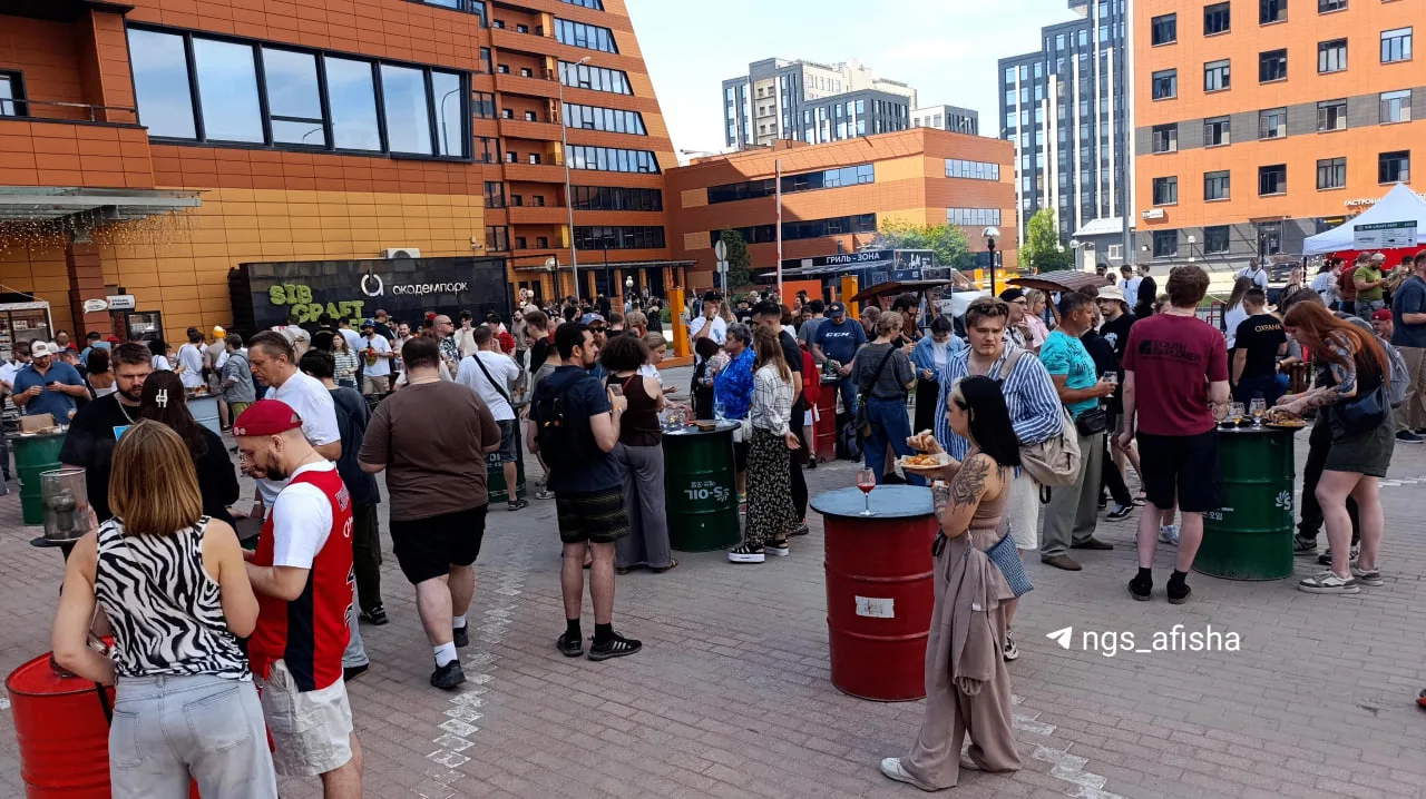 В Технопарке снова собрались любители крафта 🍻

На парковке перед рестораном GUSI на этих выходных 