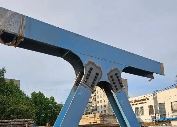 На надземном пешеходном переходе у ст. Подлипки-Дачные в Королёве начали собирать пролётное строение