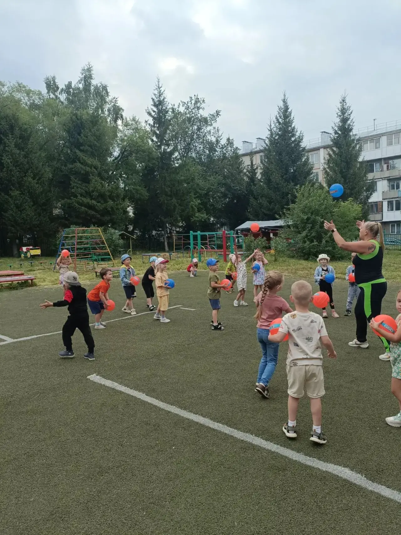 ⚽☀️ День мяча ☀️⚽
Средняя и оздоровительная группы

Сегодня в средней и оздоровительной группах прош